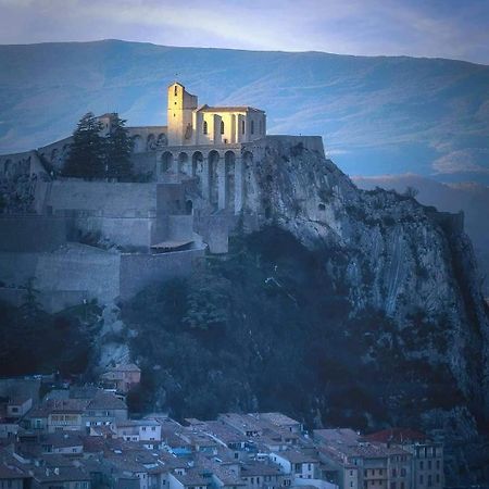Etxe Laminak Bed & Breakfast Sisteron Ngoại thất bức ảnh